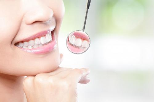 shutterstock-teeth-mirror